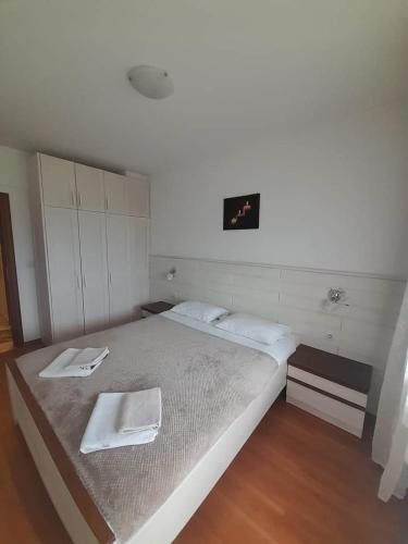 une chambre avec un grand lit avec deux serviettes dessus dans l'établissement Belvedere Holiday Club H80, à Bansko