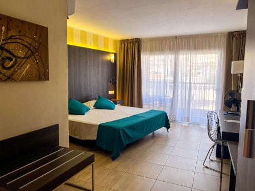 a hotel room with a bed and a window at Hotel La Aldea Suites in La Aldea de San Nicolas