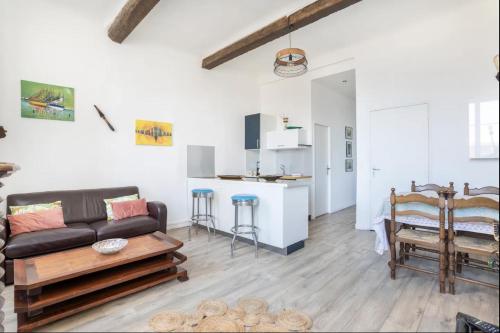 un salon avec un canapé et une cuisine dans l'établissement Appartement cosy au coeur du panier, à Marseille