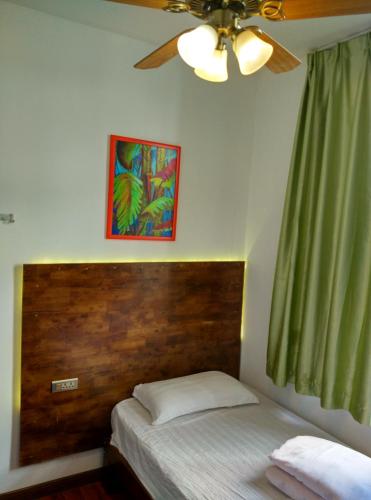 Postel nebo postele na pokoji v ubytování Haikou Banana Hostel