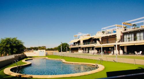 Swimmingpoolen hos eller tæt på LUXURY APT with SEAVIEW ROOF NEAR THE BEACH