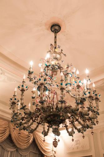 a chandelier hanging from a ceiling at Hotel Continental in Treviso
