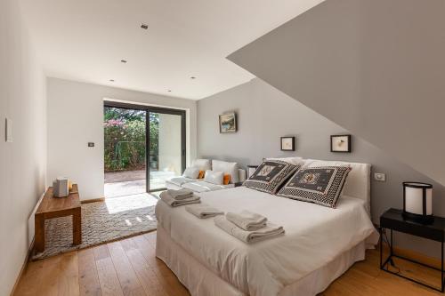 une chambre avec un grand lit et un salon dans l'établissement Villa Rainbow · Maison dArchitecte, à Marseille