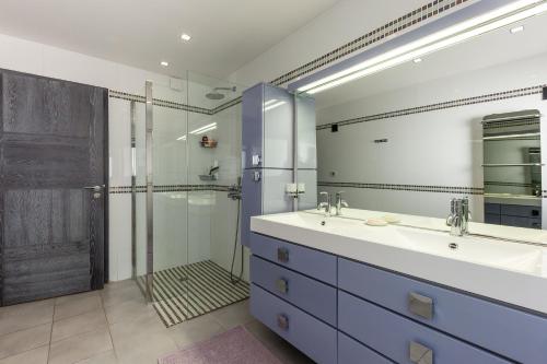 une salle de bain avec un lavabo, une douche et un miroir dans l'établissement Villa Rainbow · Maison dArchitecte, à Marseille