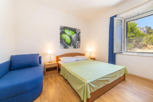ブリストにあるApartments Horizontのベッドルーム1室(ベッド1台、青い椅子付)