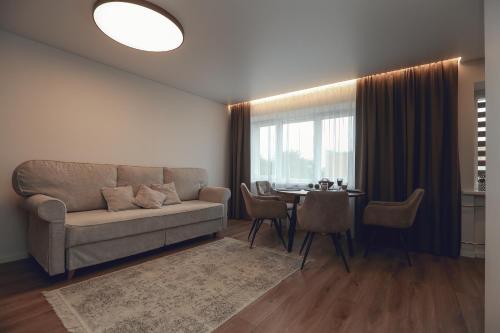 Ruang duduk di Cozy appartment in Telsiai centre