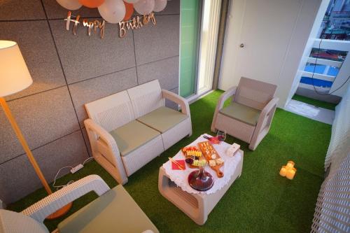 a living room with a couch and a table at 로맨틱 프라이빗 테라스, 무료주차, 2룸 in Daegu
