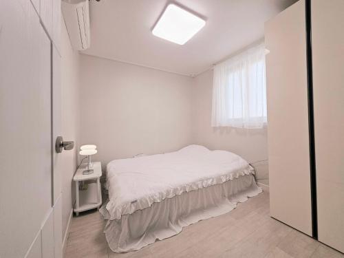 Postel nebo postele na pokoji v ubytování 로맨틱 프라이빗 테라스, 무료주차, 2룸