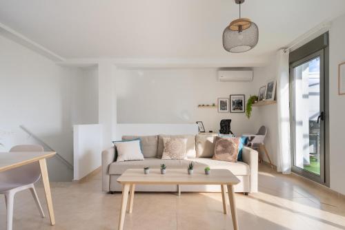 un salon avec un canapé et une table dans l'établissement Apartamento Cervantes con terraza y vistas al mar, à Carboneras