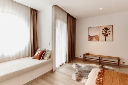 Postel nebo postele na pokoji v ubytování NEON ROSE Motel