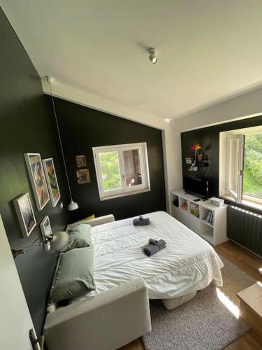 a bedroom with a large bed and a window at Charme e Tranquillità in Montagna in Rocca di Mezzo