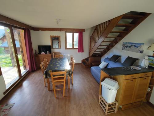 salon ze stołem i kanapą w obiekcie Chalet 6-8 couchages à la Joue du Loup w mieście Dévoluy