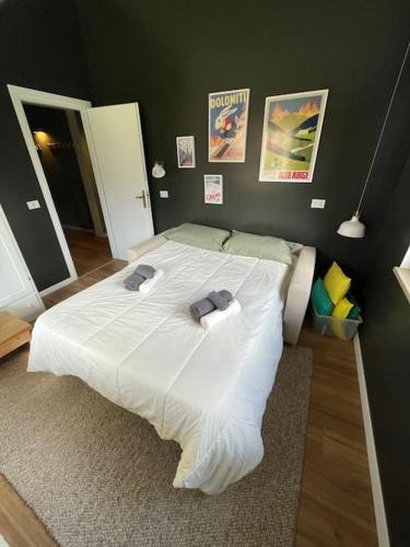 a bedroom with a large bed with two towels on it at Charme e Tranquillità in Montagna in Rocca di Mezzo