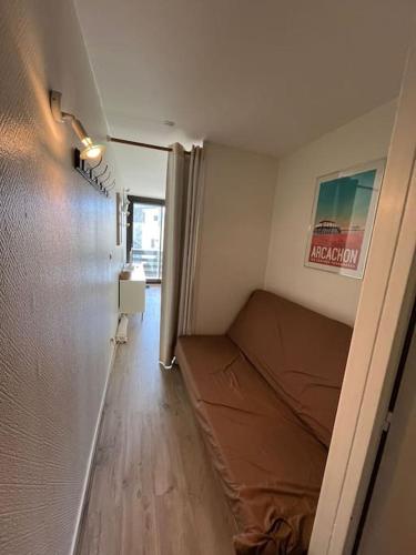 Cette petite chambre dispose d'un lit et d'un couloir. dans l'établissement Studio Armazan F, à Saint-Lary-Soulan