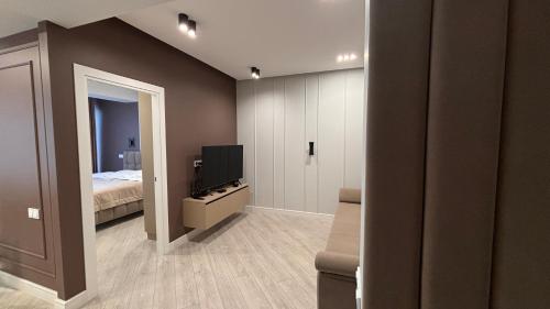 una camera da letto con un letto e una TV a schermo piatto di Nova ApartHotel a Chişinău