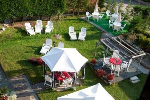 an overhead view of a garden with chairs and an umbrella at Hotel Michela in Malè