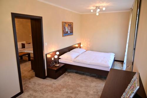 Posteľ alebo postele v izbe v ubytovaní Luxusný apartmán v Hoteli Panorama s výhľadom na hory