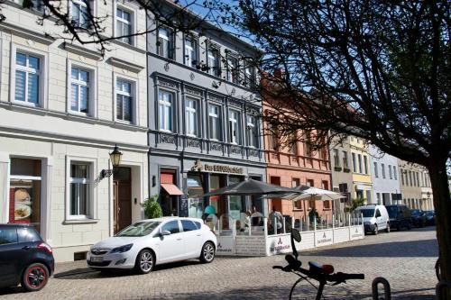 a white car parked in front of a building at Das BilderbuchCafe - Ferien - Apartment NO 3 - Markt 7 in Havelberg