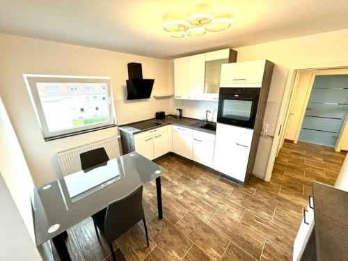 Η κουζίνα ή μικρή κουζίνα στο Schicke Wohnung Nähe Hannover TOP Anbindung WiFi