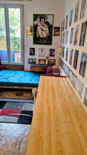 un salon avec une table en bois et un canapé dans l'établissement Studio Paris, ground floor, à Asnières-sur-Seine