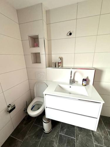 Ένα μπάνιο στο Schicke Wohnung Nähe Hannover TOP Anbindung WiFi