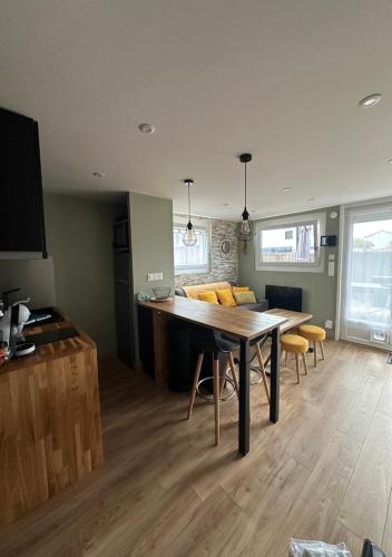 une cuisine avec une table et des chaises dans une pièce dans l'établissement La maison cozy, à Le Soler