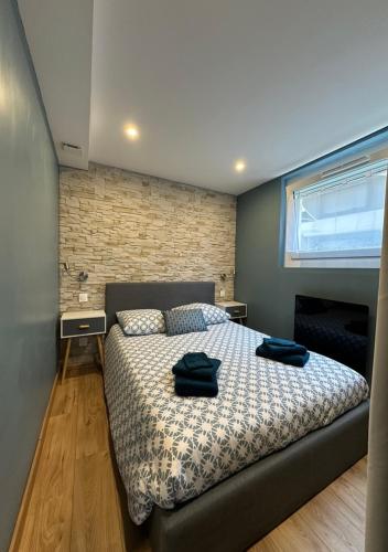 une chambre avec un lit avec deux serviettes dessus dans l'établissement La maison cozy, à Le Soler