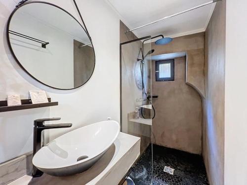 une salle de bain avec un lavabo et un miroir dans l'établissement 40m2 Hypercentre, 9min du palais, à Cannes