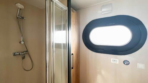 UitgeestにあるMeerzicht by Droomvillaのシャワーと窓のあるバスルーム