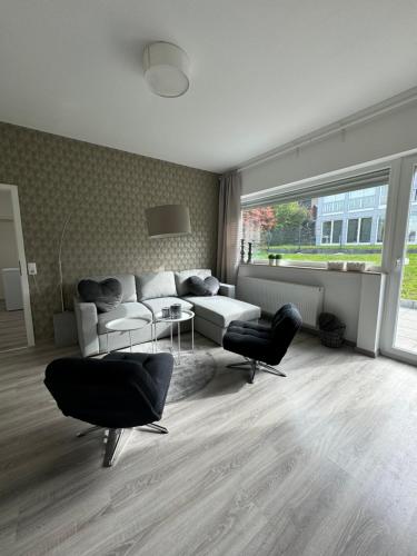 a living room with a couch and a table and chairs at Taunus Paradies in Wehrheim