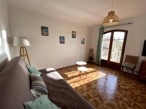 un salon avec un canapé et une table dans l'établissement Studio terrasse Saint Cyr sur Mer Les Lecques, à Saint-Cyr-sur-Mer