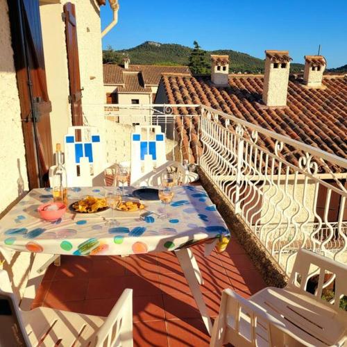 - une table sur un balcon avec vue sur le toit dans l'établissement Studio terrasse Saint Cyr sur Mer Les Lecques, à Saint-Cyr-sur-Mer