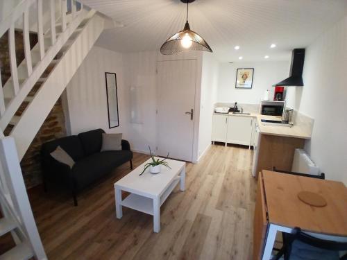 un salon avec un canapé et une table dans l'établissement Studio avec terrasse, à Herbignac