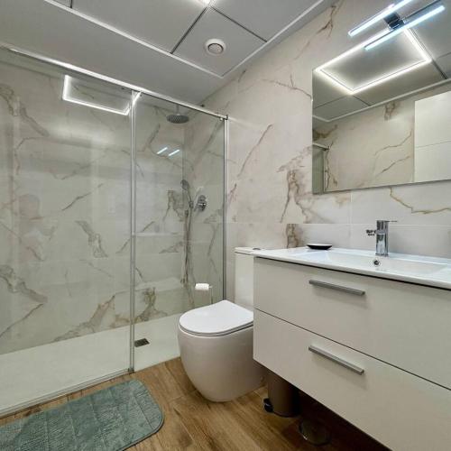 サン・ハビエルにあるCasa Emilia by SunshineClubのシャワー、トイレ、洗面台を備えたバスルーム