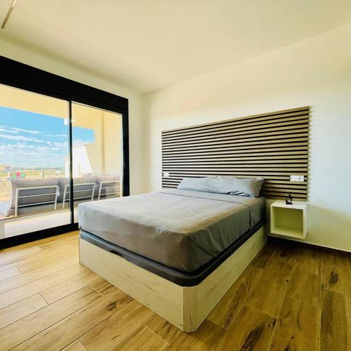 サン・ハビエルにあるCasa Emilia by SunshineClubの大きなベッドと大きな窓のある寝室