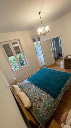 une chambre avec un lit dans une pièce avec des fenêtres dans l'établissement Little paradise, à Strasbourg