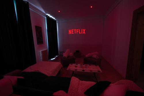 Cette chambre comprend un canapé et une table. dans l'établissement L'émeraude - Centre, Spacieux & Tout équipé, à Montpellier