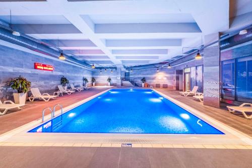 Bazén v ubytování Radisson Residences Vadistanbul nebo v jeho okolí