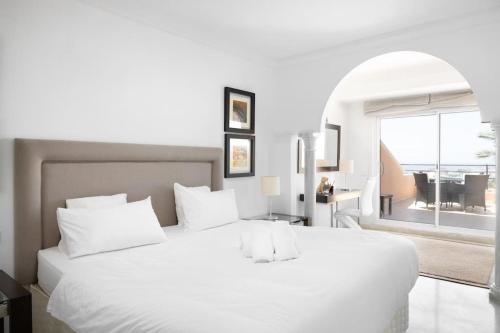 2 Bed apartment in Magna Marbella with sea views