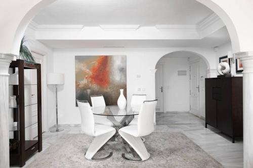 2 Bed apartment in Magna Marbella with sea views