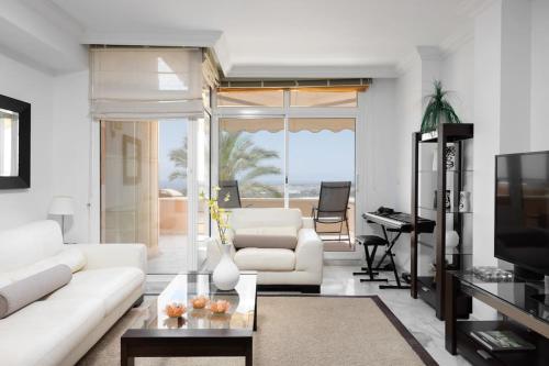 2 Bed apartment in Magna Marbella with sea views