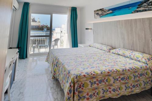 A bed or beds in a room at Hotel Amic Can Pastilla