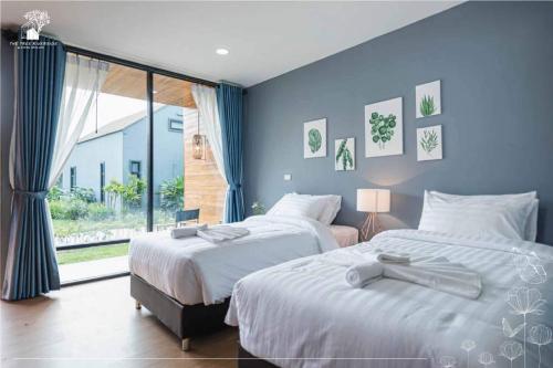 The Tree Riverside Resort Kaeng Krachanにあるベッド