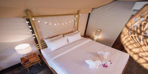The Tree Riverside Resort Kaeng Krachanにあるベッド
