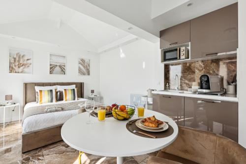 a kitchen and a living room with a table with food on it at Suite paisible avec jacuzzi in Pontault-Combault
