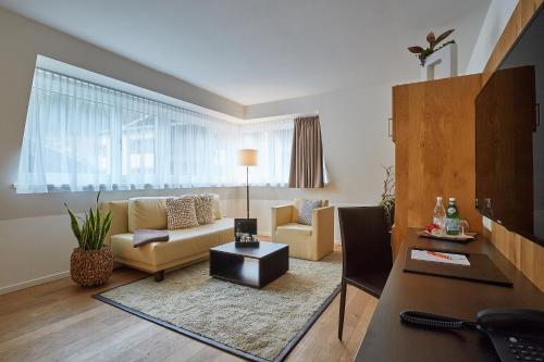 uma sala de estar com um sofá e uma mesa em m3Hotel em Sankt Anton am Arlberg