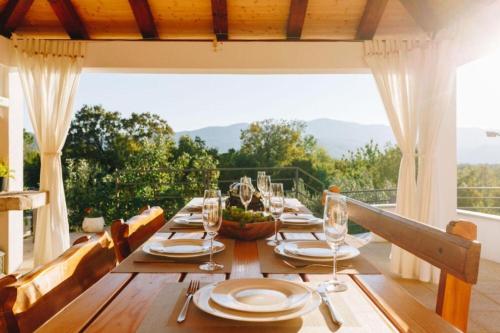 Nespecifikovaný výhled na hory nebo výhled na hory při pohledu z prázdninového domu