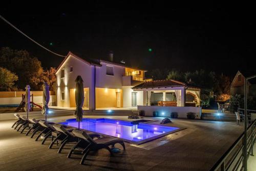 una casa con piscina por la noche en House Jurica, en Nova Sela