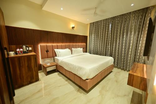 Un ou plusieurs lits dans un hébergement de l'établissement Hotel Vishwam Residency