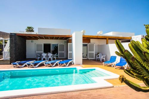 Villa Aleksandra Spacious for 8 guests, Heated Pool, Mountain Views